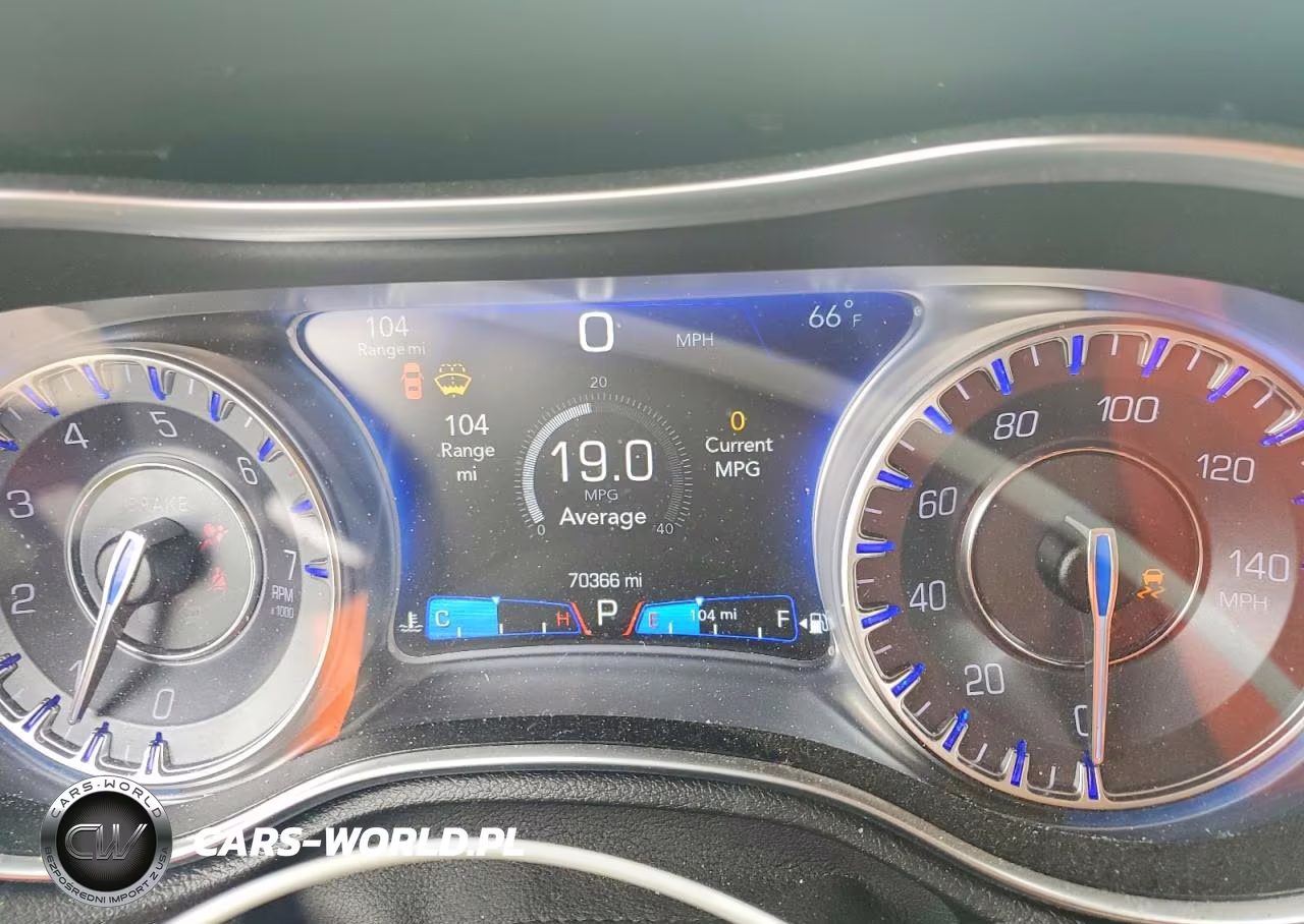 2018 Chrysler 300 Touring VIN:2C3CCAAG0JH293972 - 9