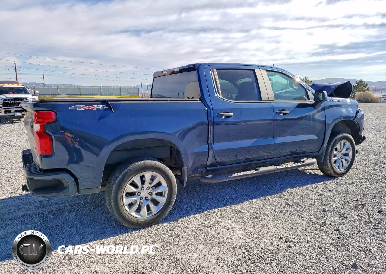 2021 Chevrolet Silverado K1500 Custom VIN:1GCUYBEF0MZ105058 - 3