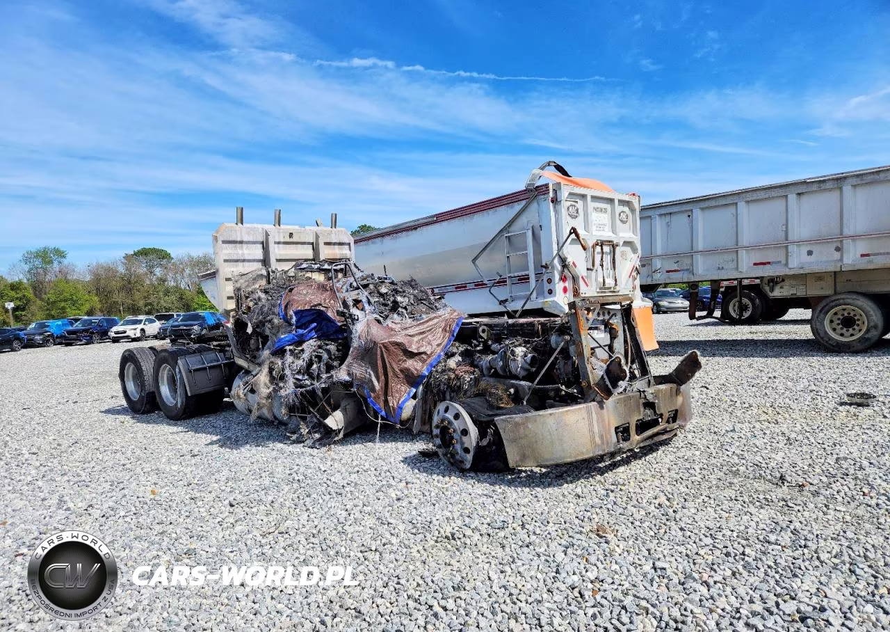 2009 Peterbilt 387 Semi Truck