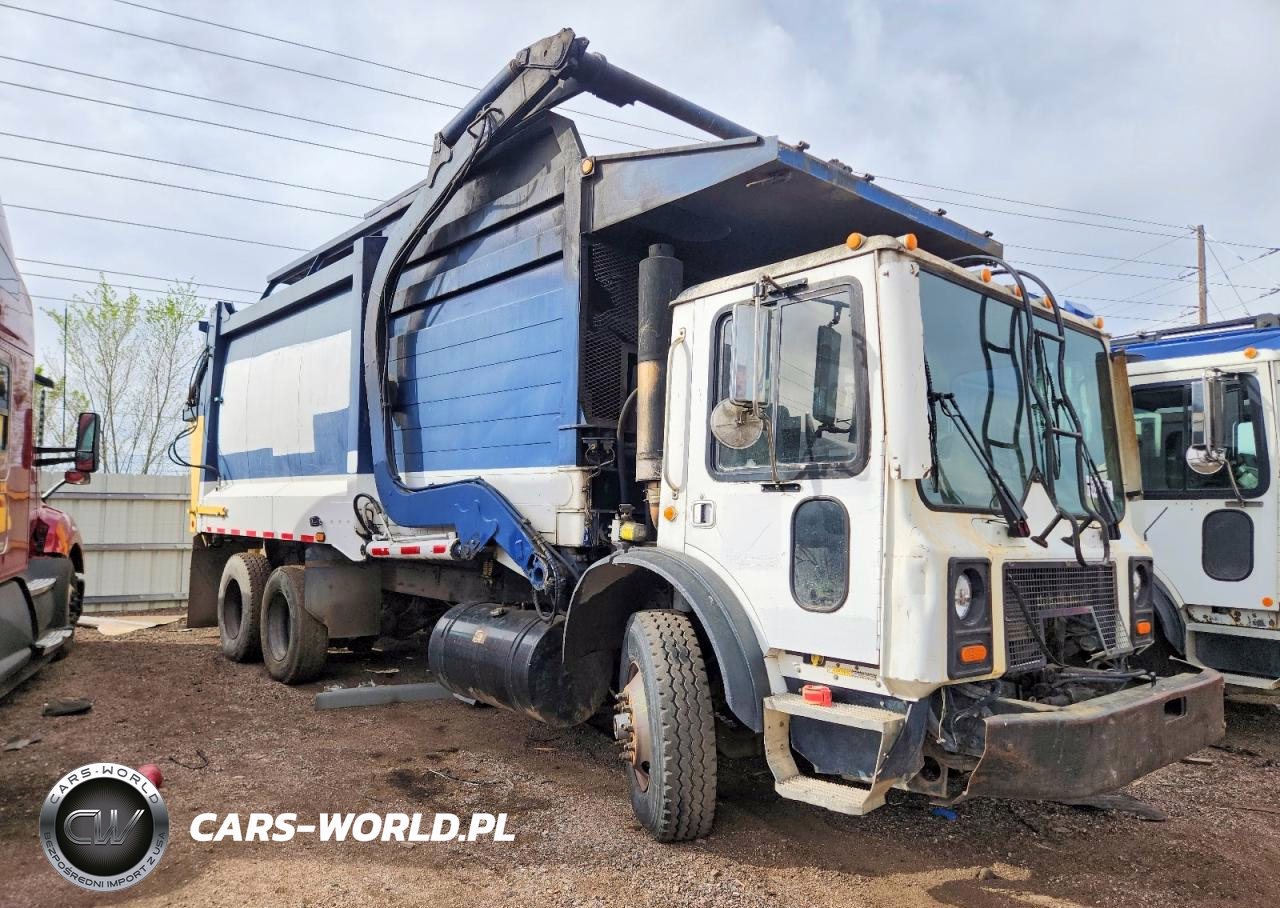 2004 Mack Mr Refuse Truck