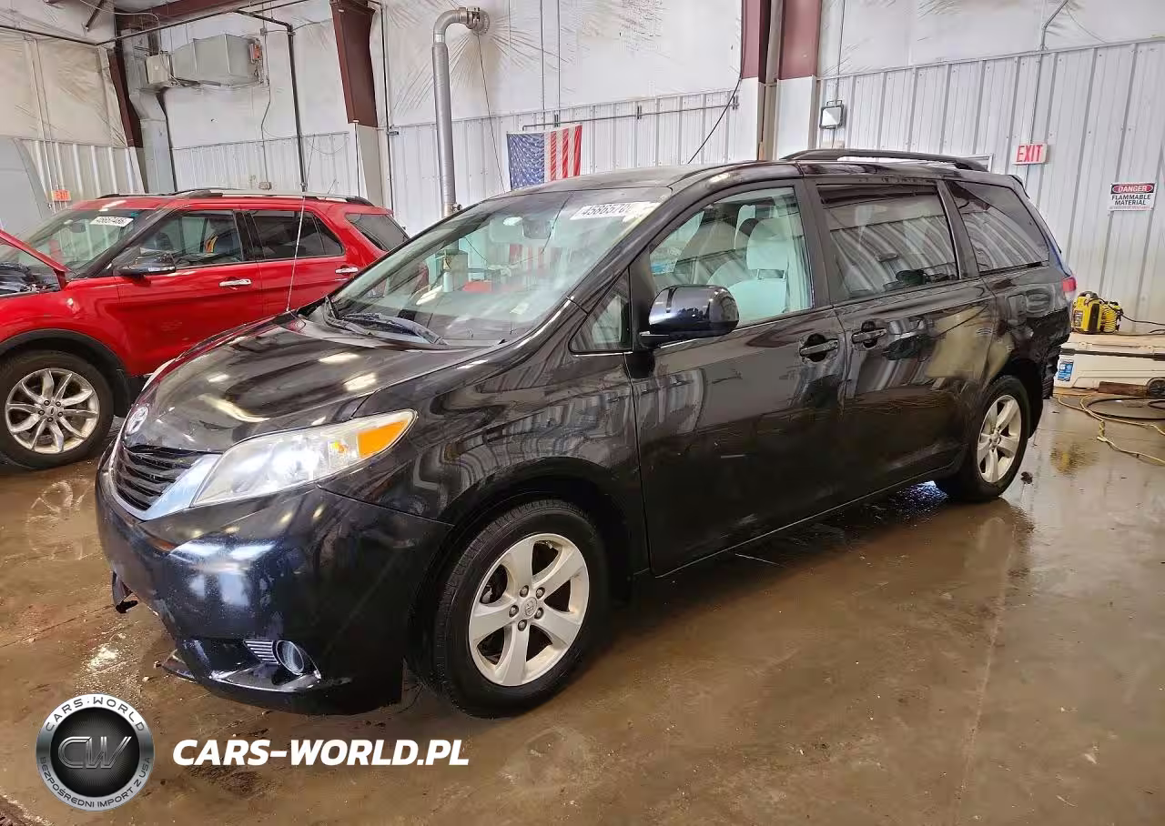 2014 Toyota Sienna Le 8-Passenger