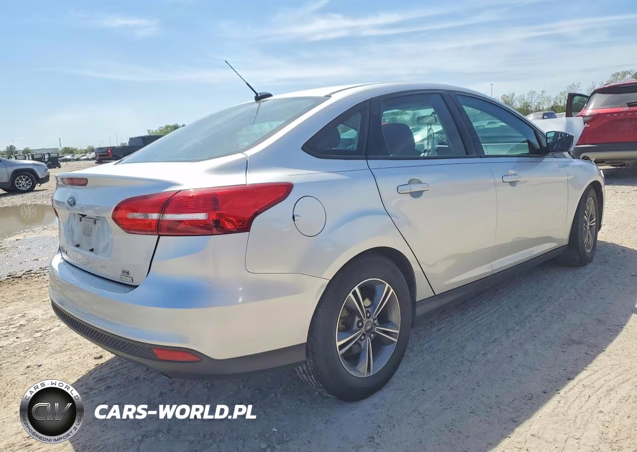 2018 Ford Focus Se VIN:1FADP3FE9JL303169 - 3