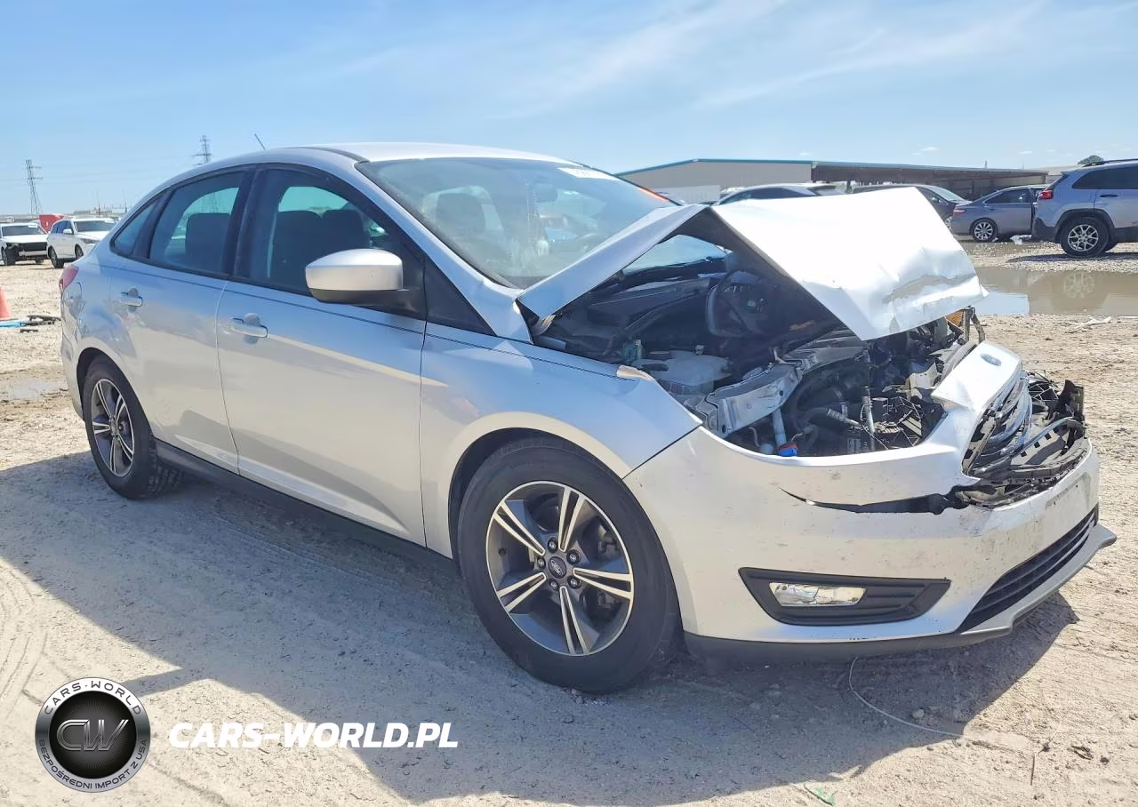 2018 Ford Focus Se VIN:1FADP3FE9JL303169 - 4