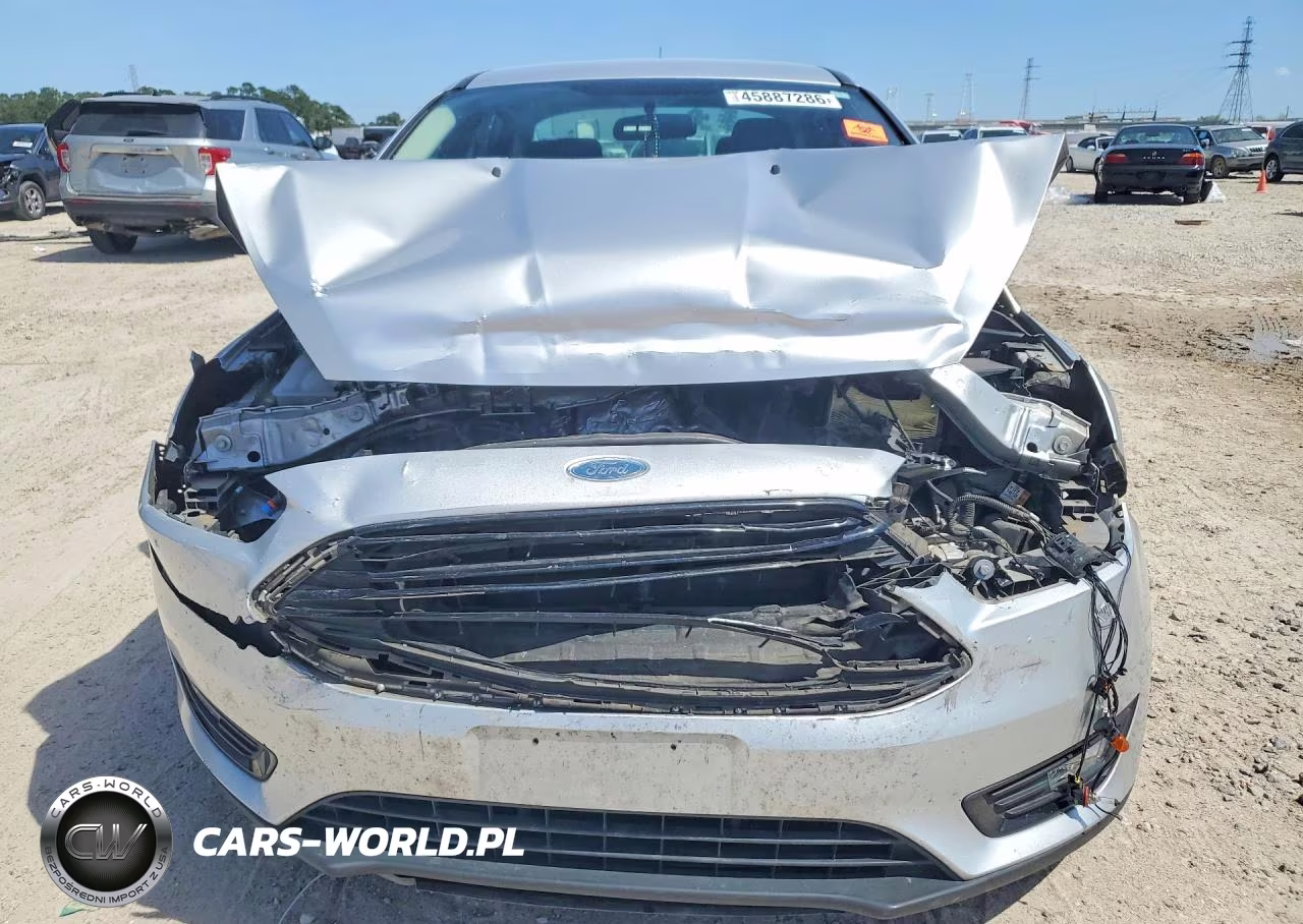 2018 Ford Focus Se VIN:1FADP3FE9JL303169 - 5