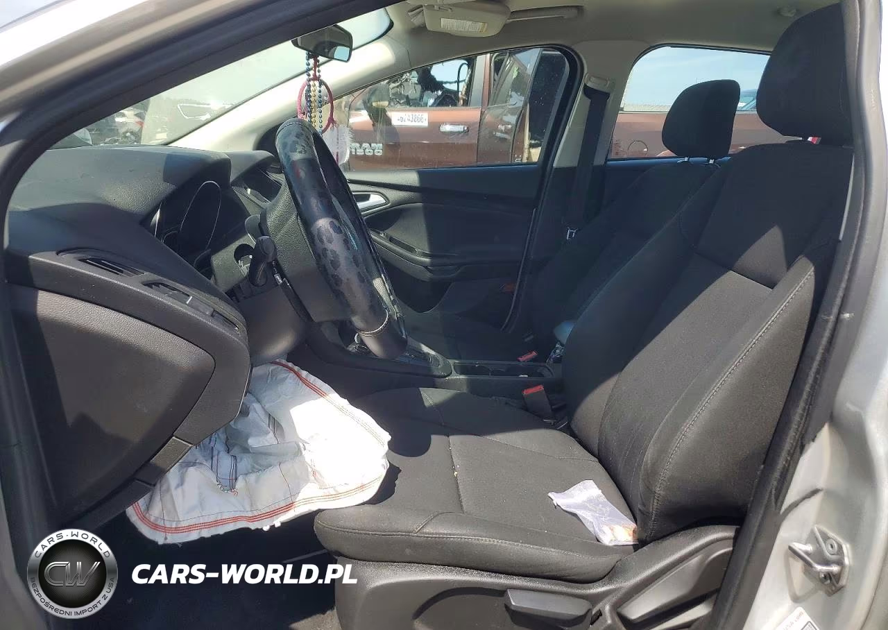 2018 Ford Focus Se VIN:1FADP3FE9JL303169 - 7