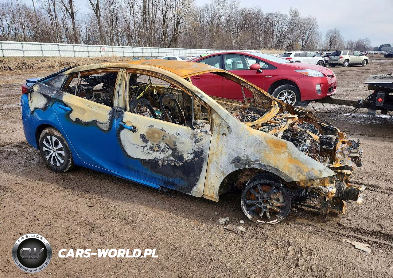 2019 Toyota Prius Le Awd-E VIN:JTDL9RFU2K3005087 - 4