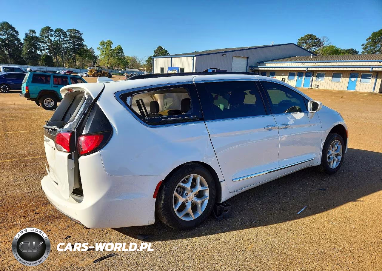 2017 Chrysler Pacifica Touring L VIN:2C4RC1BG5HR816220 - 3