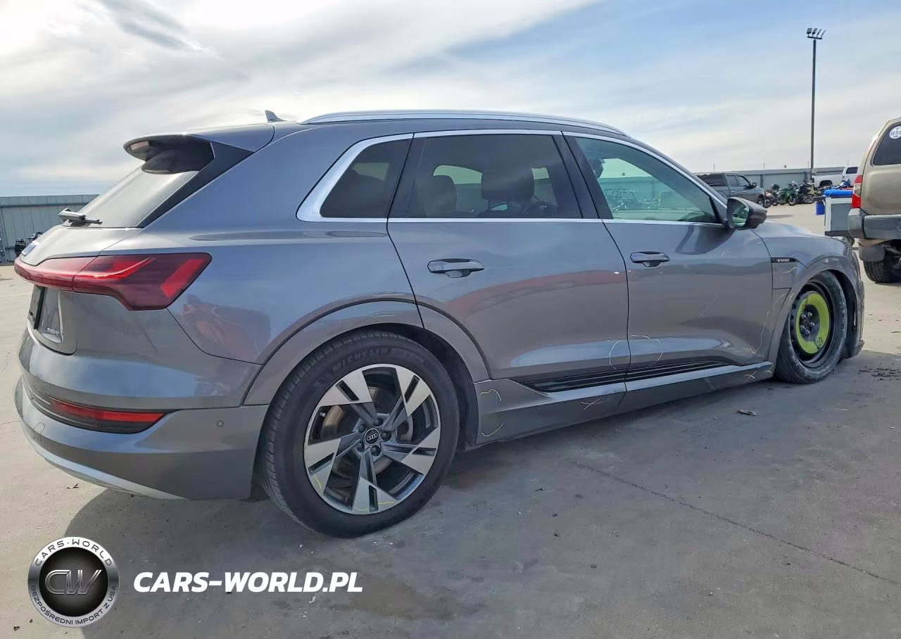 2022 Audi E-Tron Premium Plus VIN:WA1LAAGE7NB013299 - 3