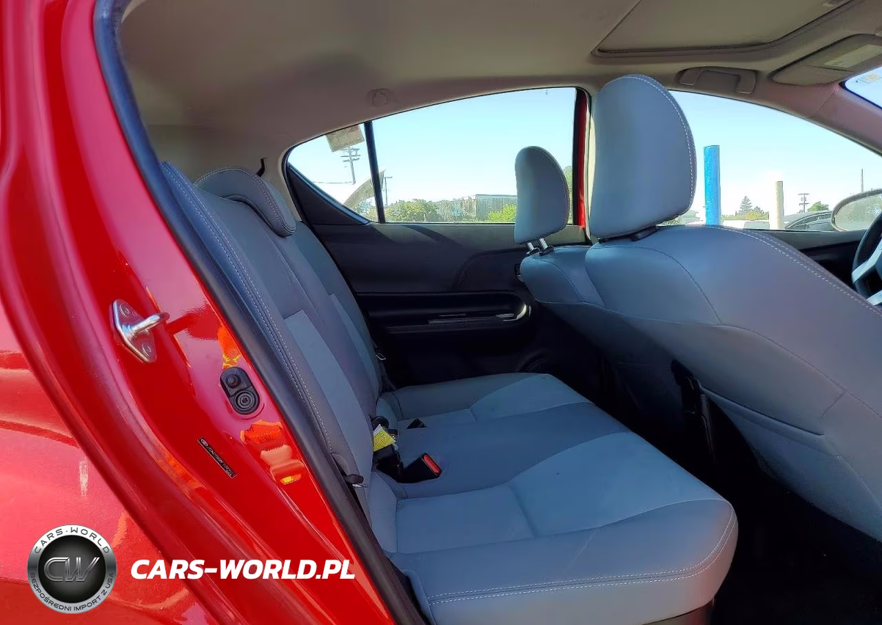 2015 Toyota Prius C Four VIN:JTDKDTB38F1093911 - 10