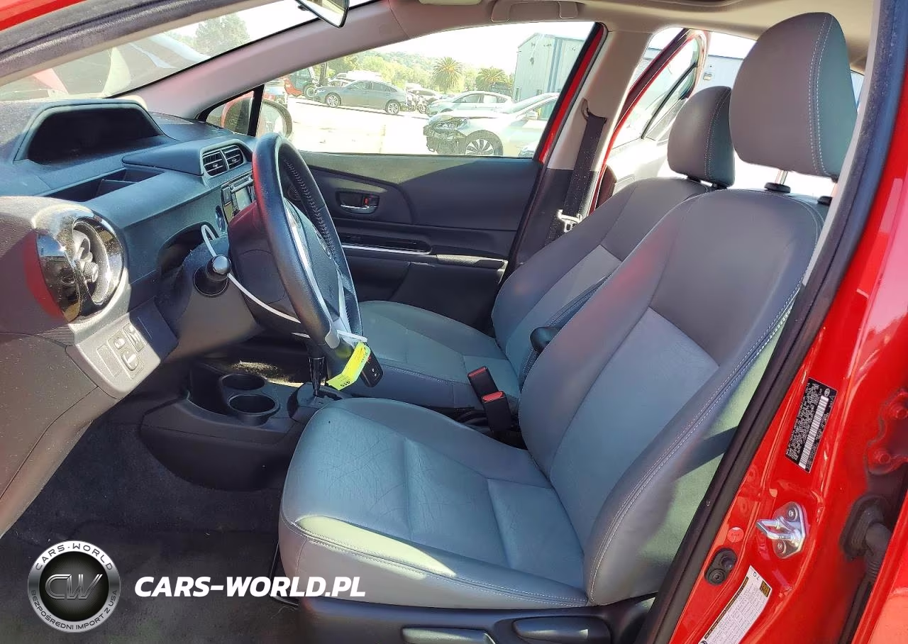 2015 Toyota Prius C Four VIN:JTDKDTB38F1093911 - 7