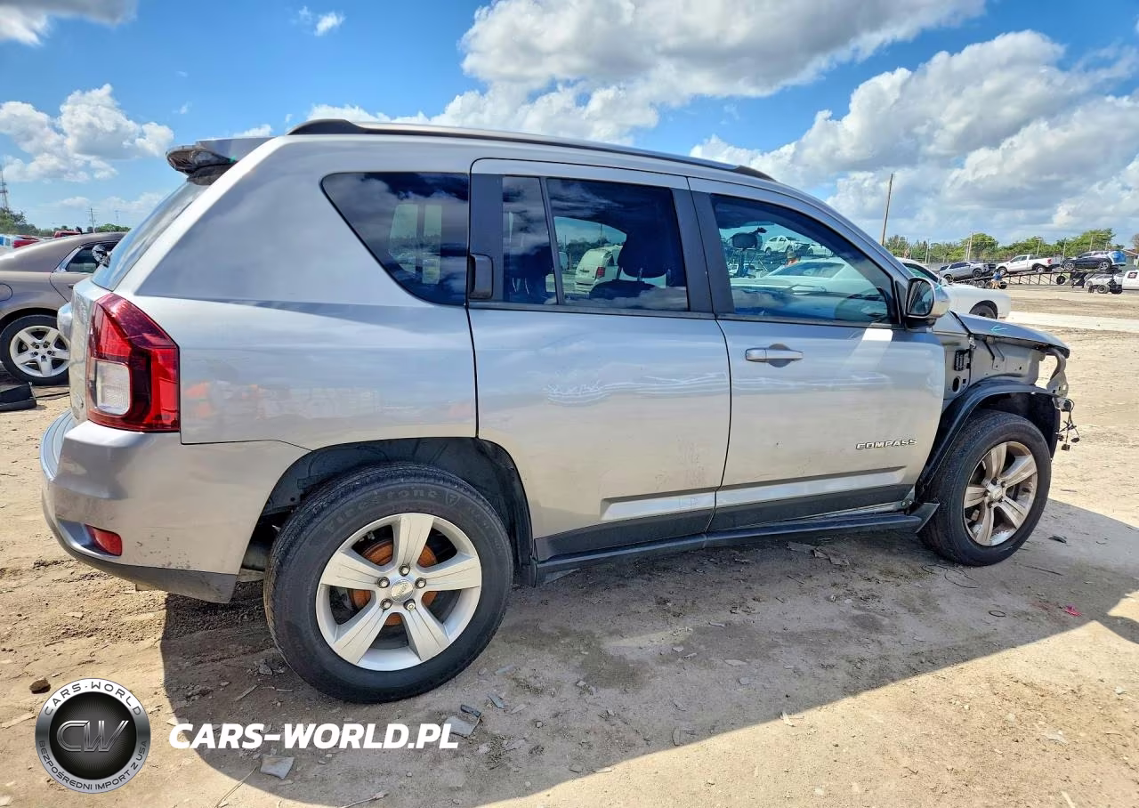 2015 Jeep Compass Latitude VIN:1C4NJCEA2FD110717 - 3