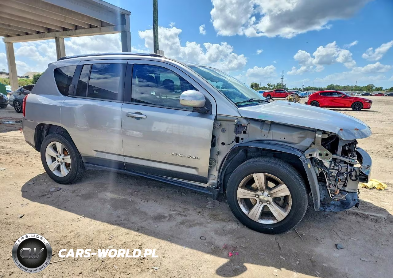 2015 Jeep Compass Latitude VIN:1C4NJCEA2FD110717 - 4