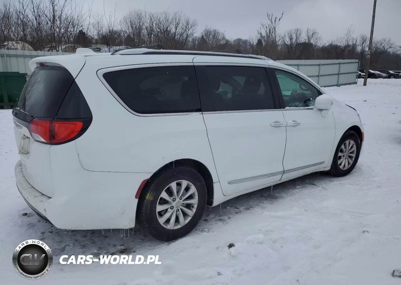 2019 Chrysler Pacifica Touring L VIN:2C4RC1BG5KR650420 - 3