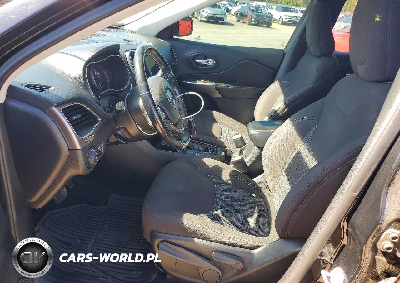 2019 Jeep Cherokee Latitude VIN:1C4PJLCB8KD348747 - 7