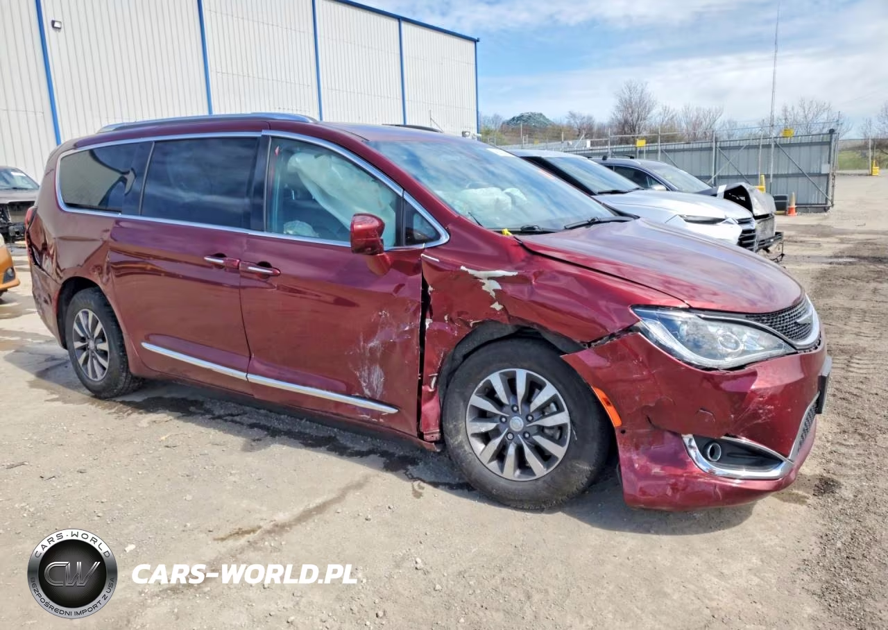 2019 Chrysler Pacifica Touring L Plus VIN:2C4RC1EG9KR746613 - 4