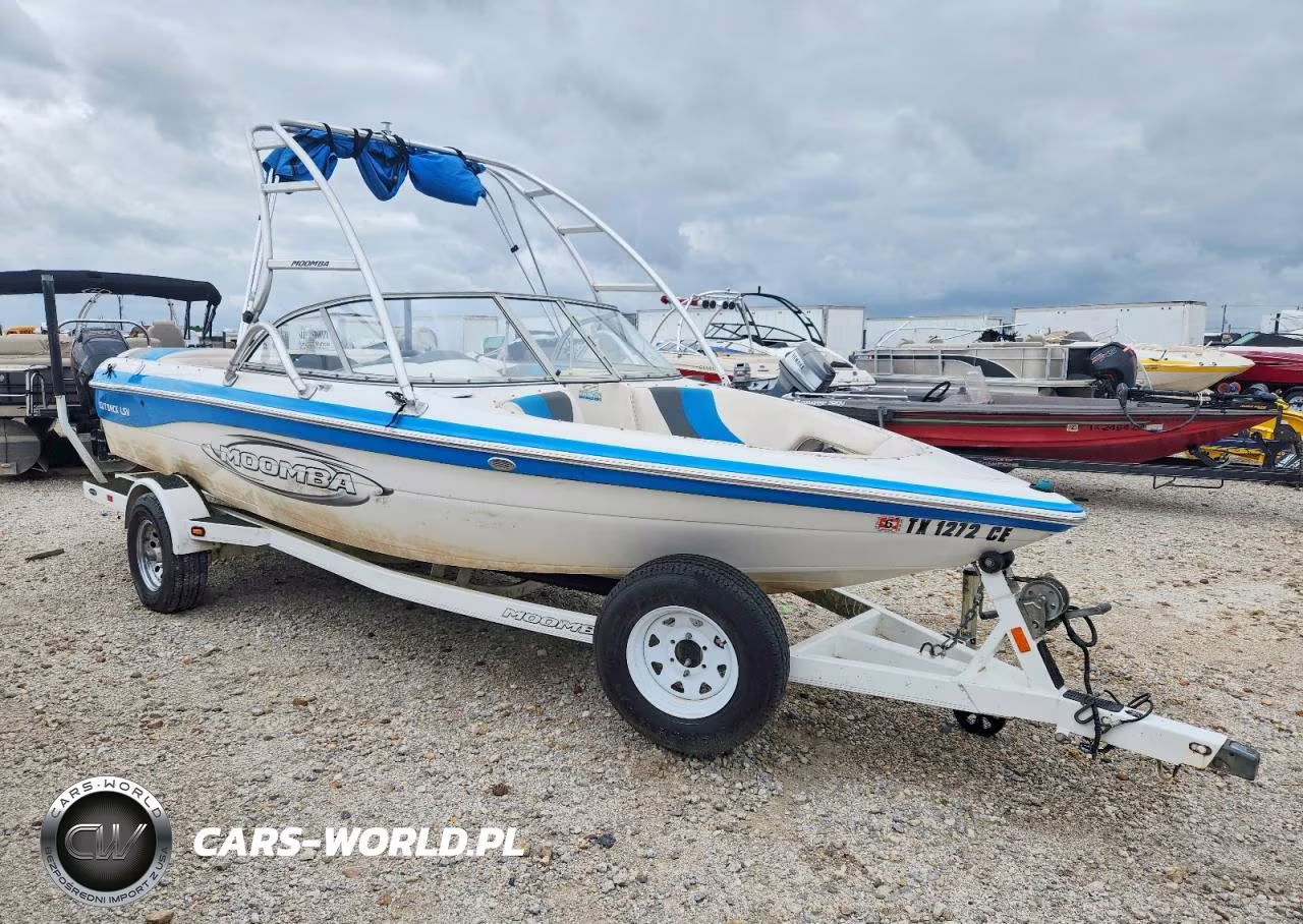 2005 Moomba Boat