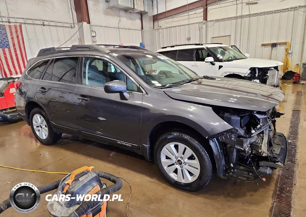 2018 Subaru Outback 2.5I Premium VIN:4S4BSACC4J3350550 - 4