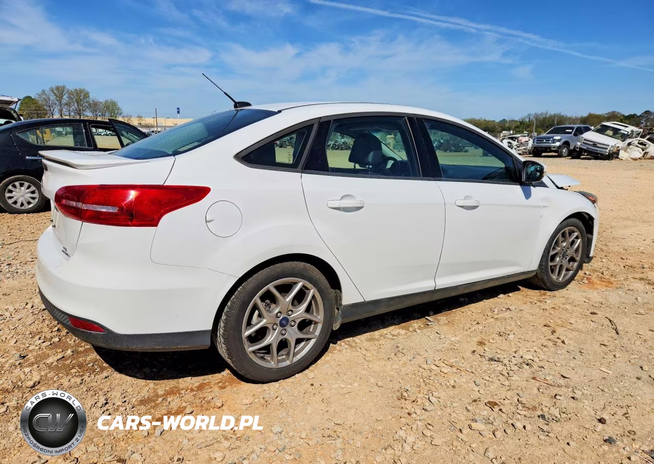2015 Ford Focus Se VIN:1FADP3F21FL246933 - 3