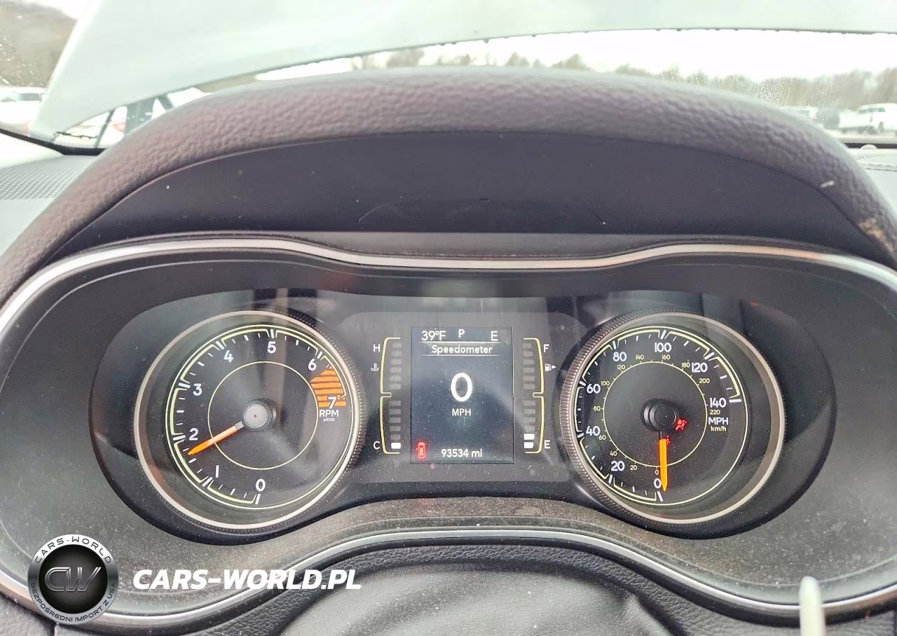 2019 Jeep Cherokee Latitude Plus VIN:1C4PJMLB2KD390675 - 9