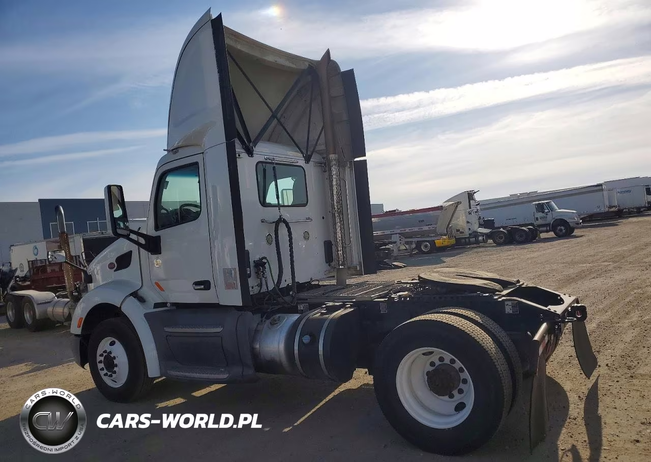 2017 Peterbilt 579 Semi Truck VIN:1XPBA48X1HD428614 - 3