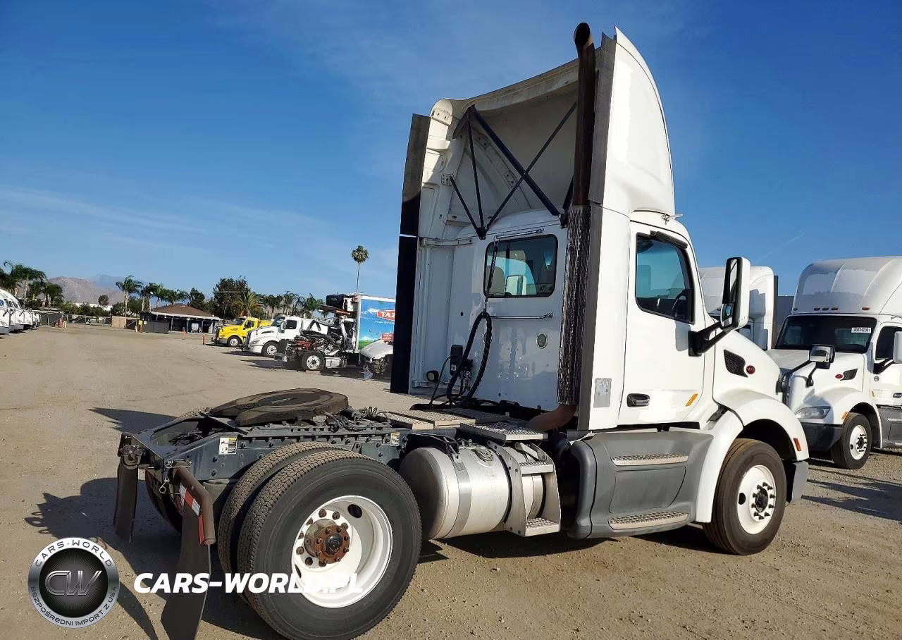 2017 Peterbilt 579 Semi Truck VIN:1XPBA48X1HD428614 - 4