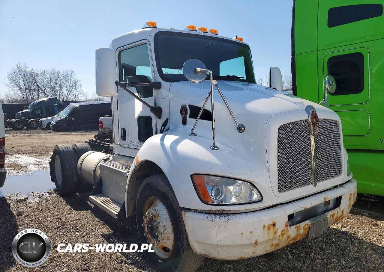 2016 Kenworth T330 Semi Truck