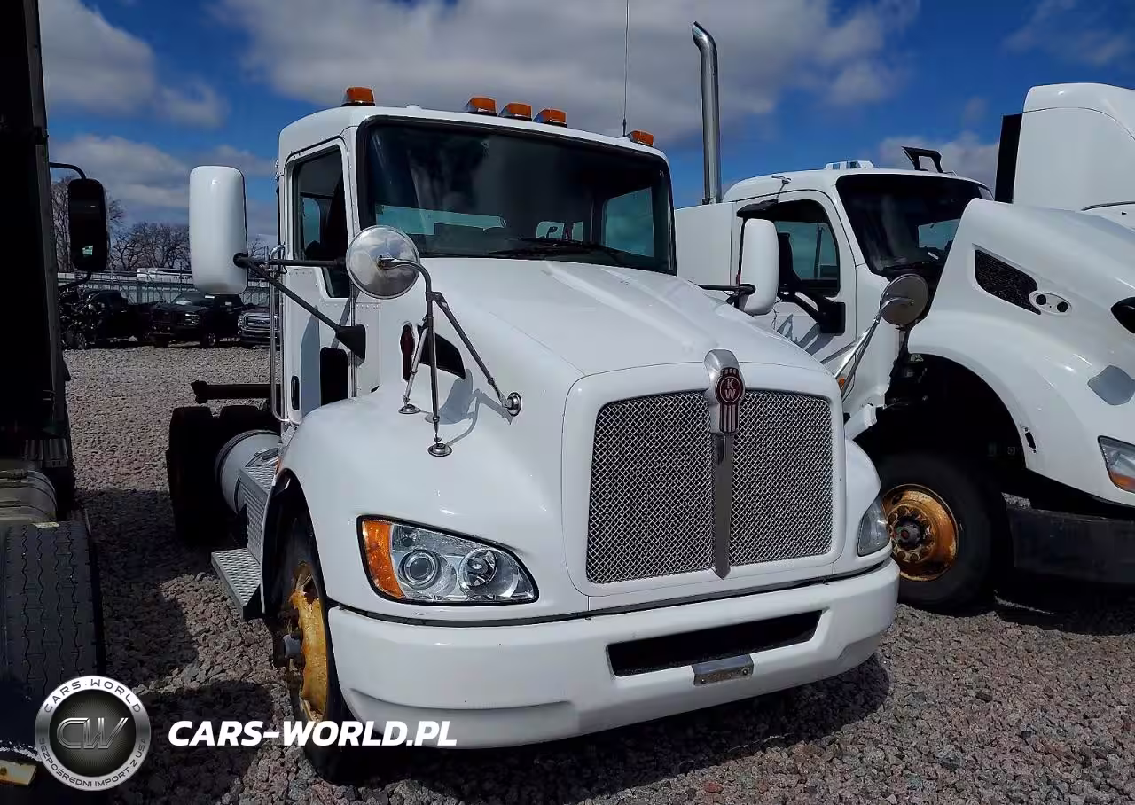 2015 Kenworth T330 Semi Truck