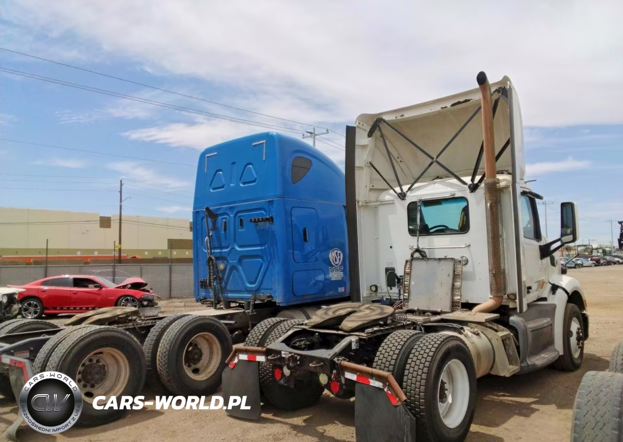 2018 Peterbilt 579 Semi Truck VIN:1XPBA48X6JD446421 - 4