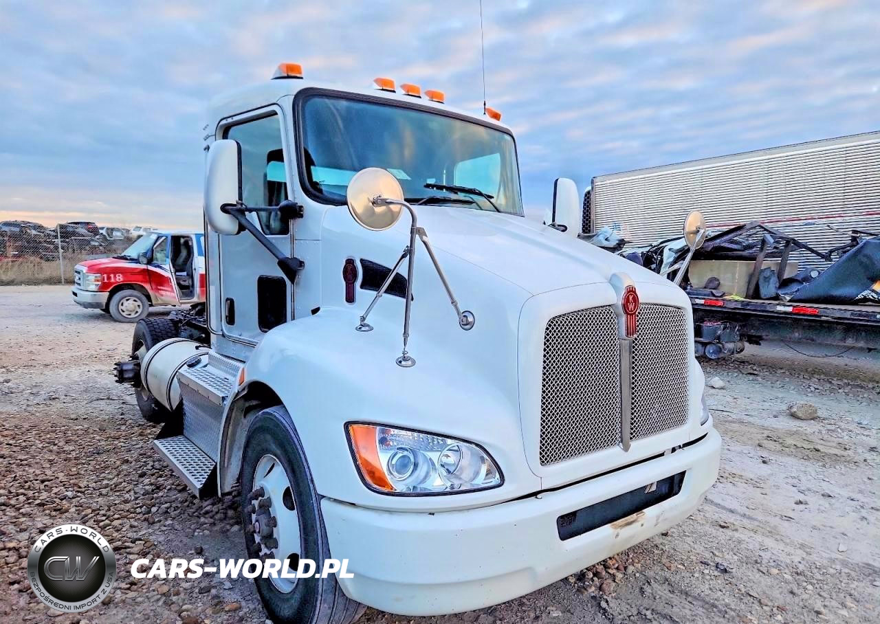 2015 Kenworth T330 Semi Truck