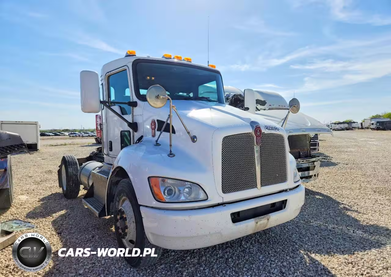 2015 Kenworth T330 Semi Truck