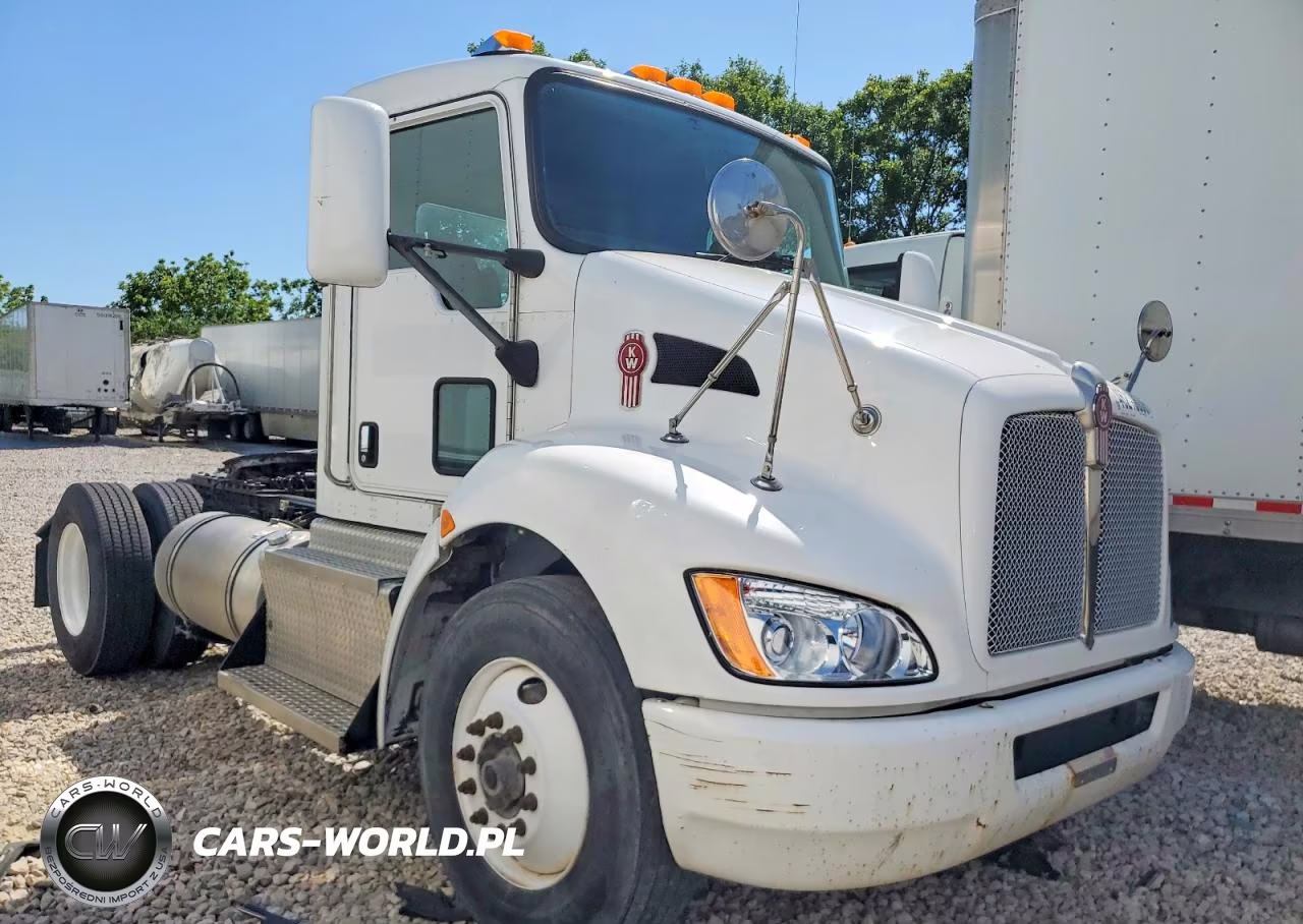 2016 Kenworth T330 Semi Truck