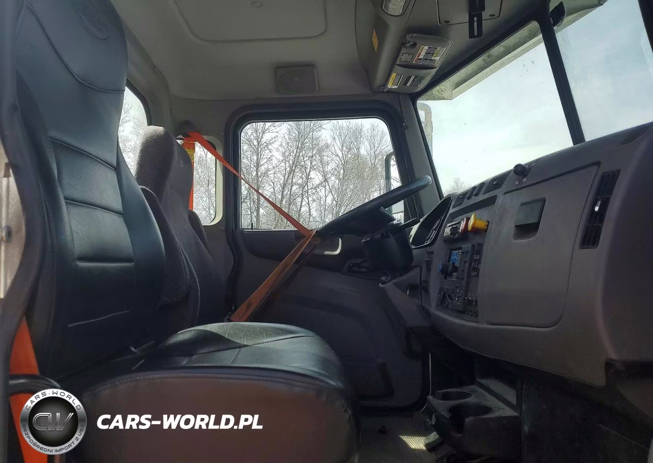 2017 Peterbilt 348 Semi Truck VIN:1XP3AJ8X0HD430387 - 6