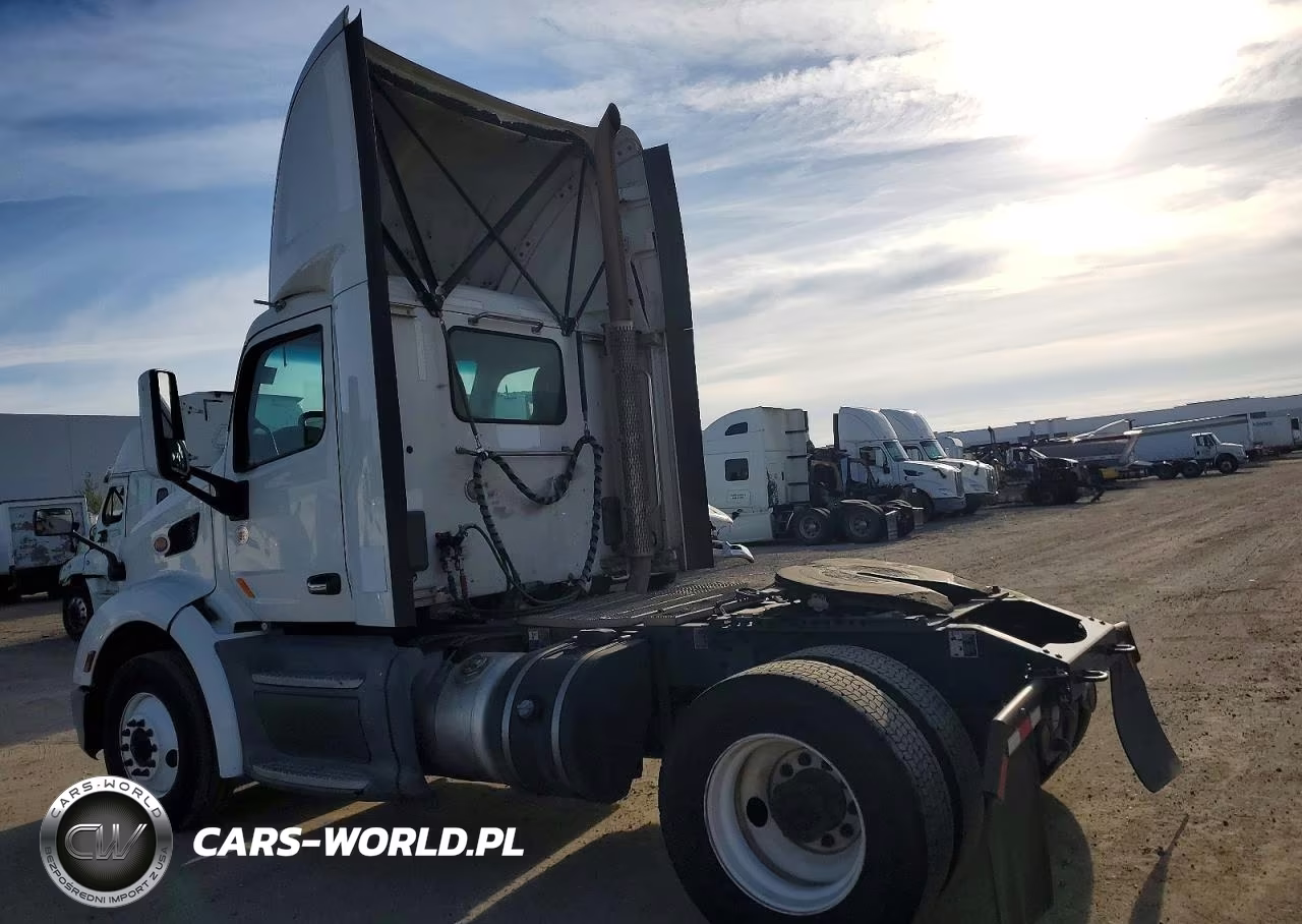 2017 Peterbilt 579 Semi Truck VIN:1XPBA48X6HD428530 - 3