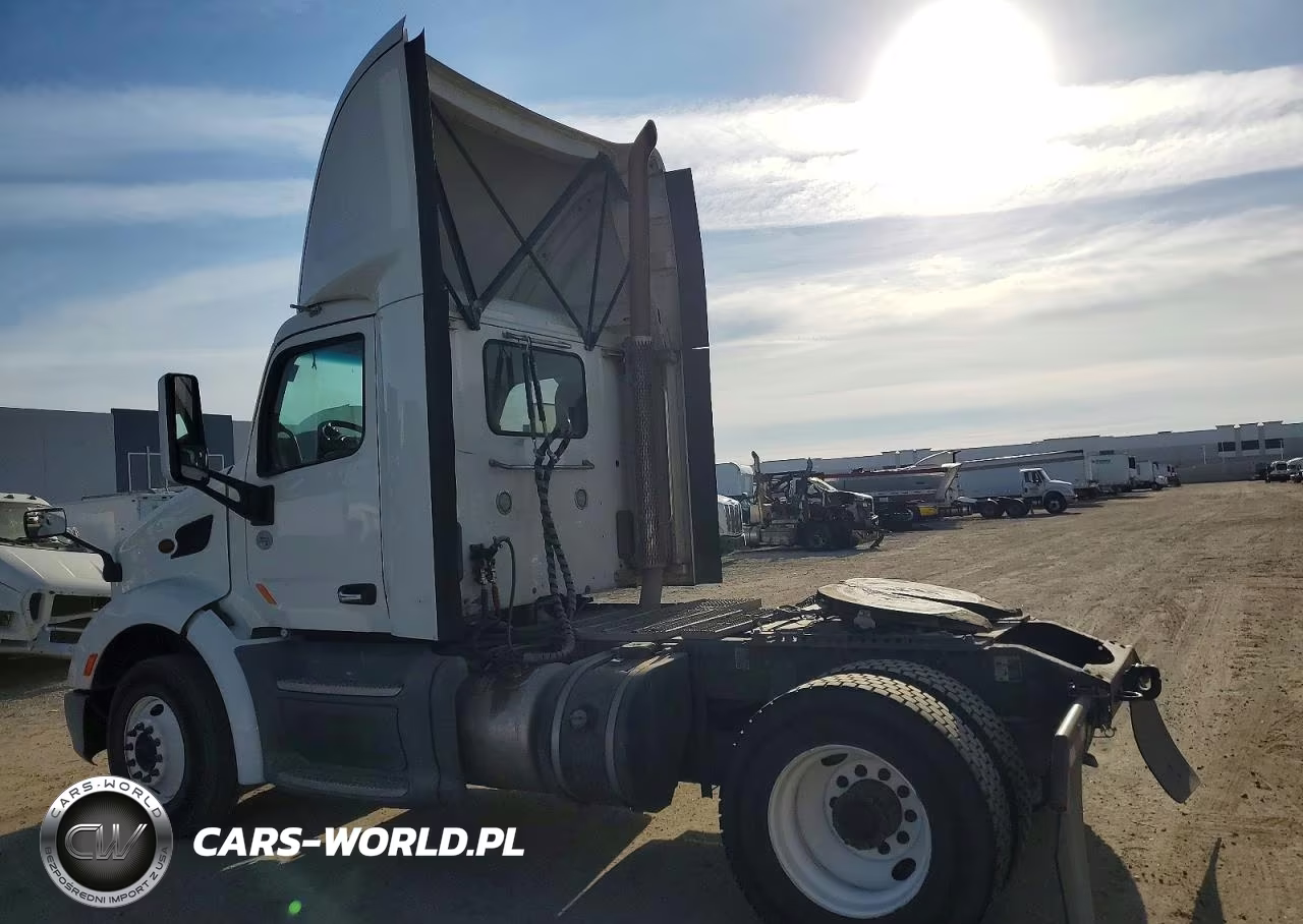 2017 Peterbilt 579 Semi Truck VIN:1XPBA48X1HD428533 - 3