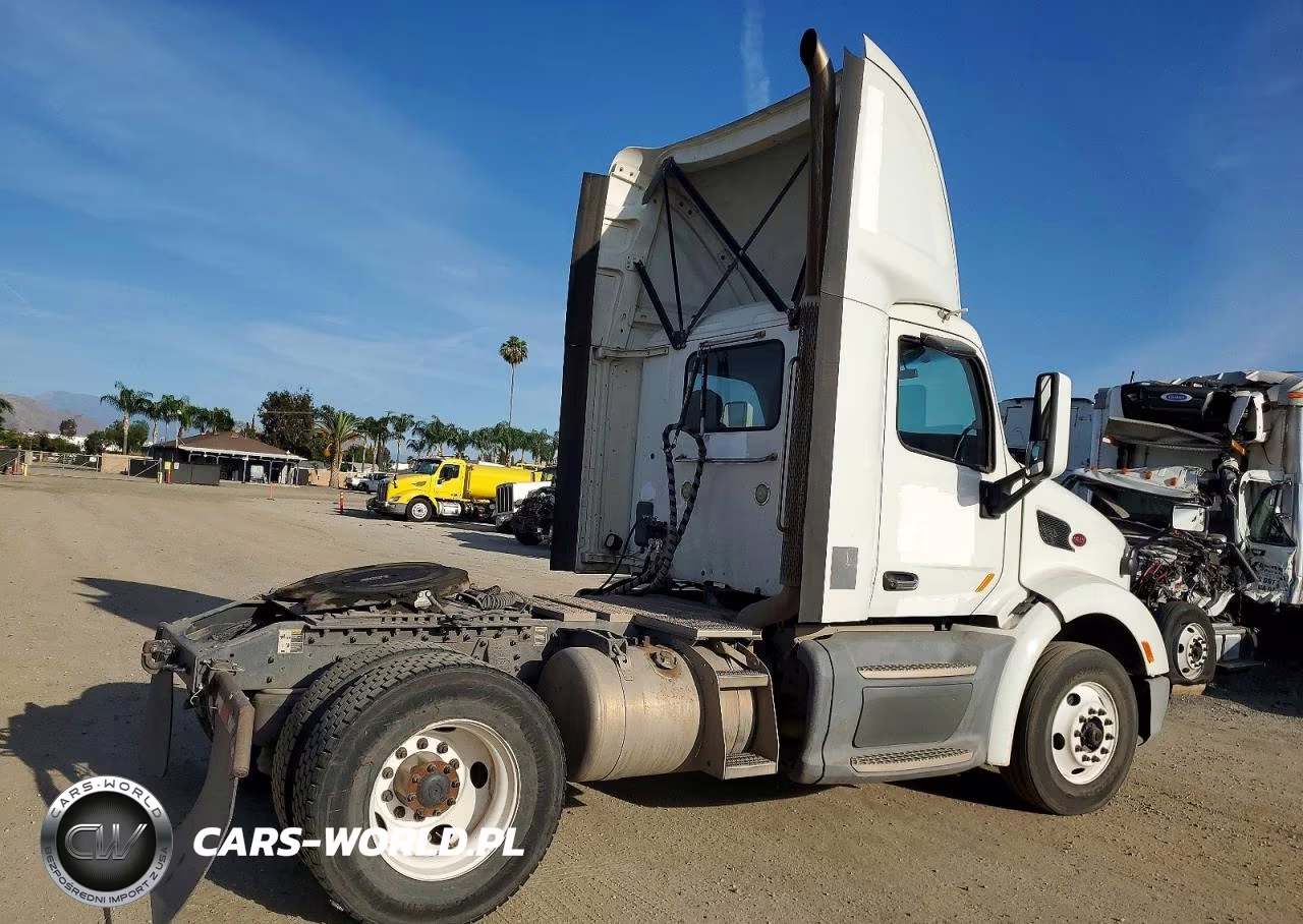 2017 Peterbilt 579 Semi Truck VIN:1XPBA48X1HD428533 - 4