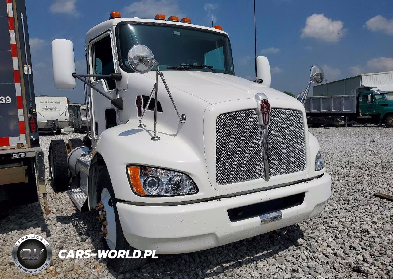 2015 Kenworth T330 Semi Truck