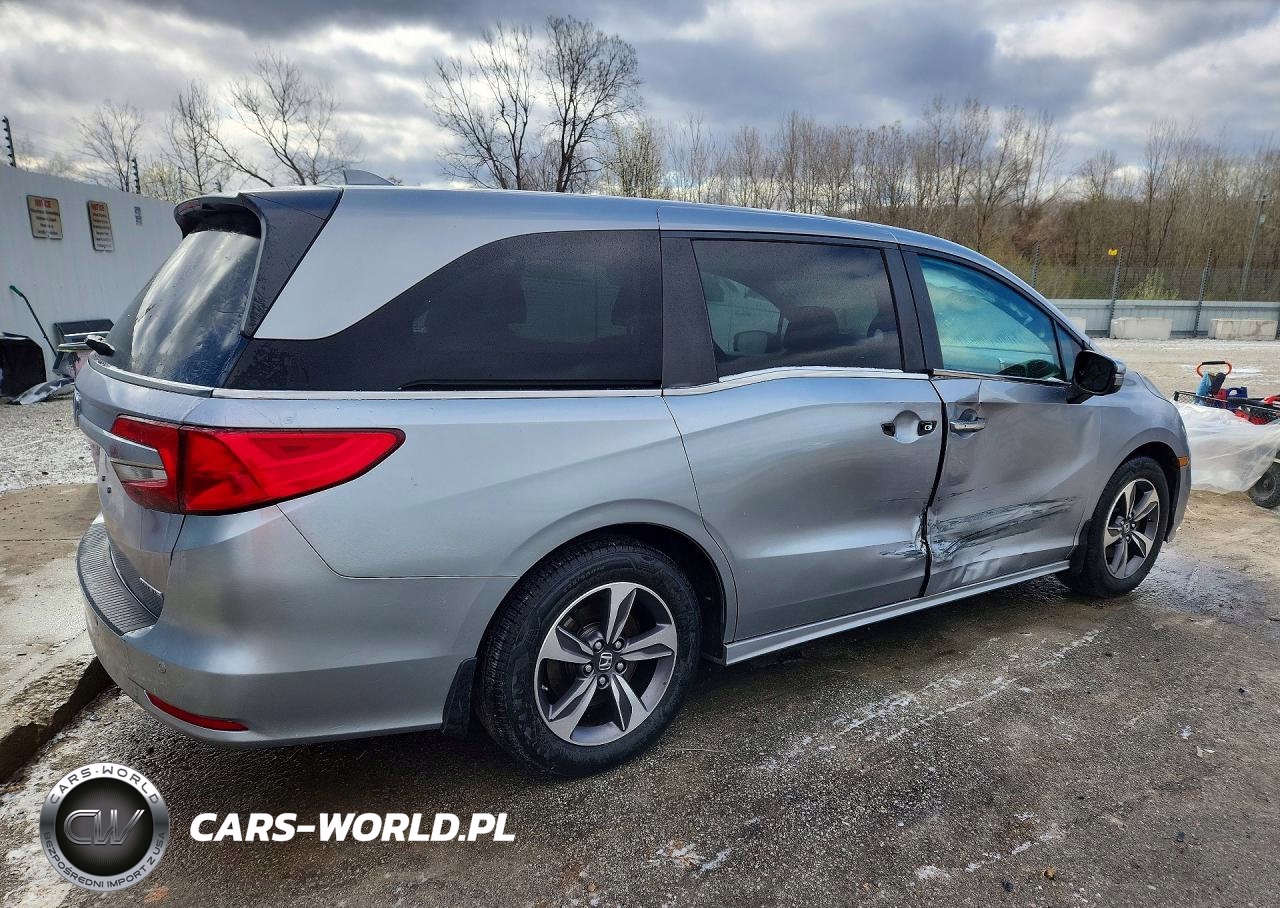2018 Honda Odyssey Touring VIN:5FNRL6H88JB078105 - 3