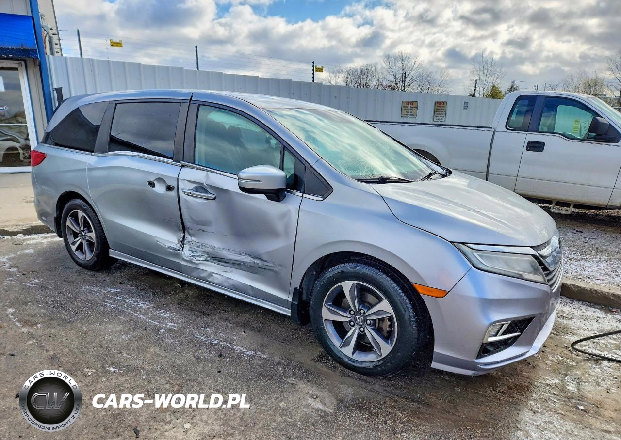 2018 Honda Odyssey Touring VIN:5FNRL6H88JB078105 - 4