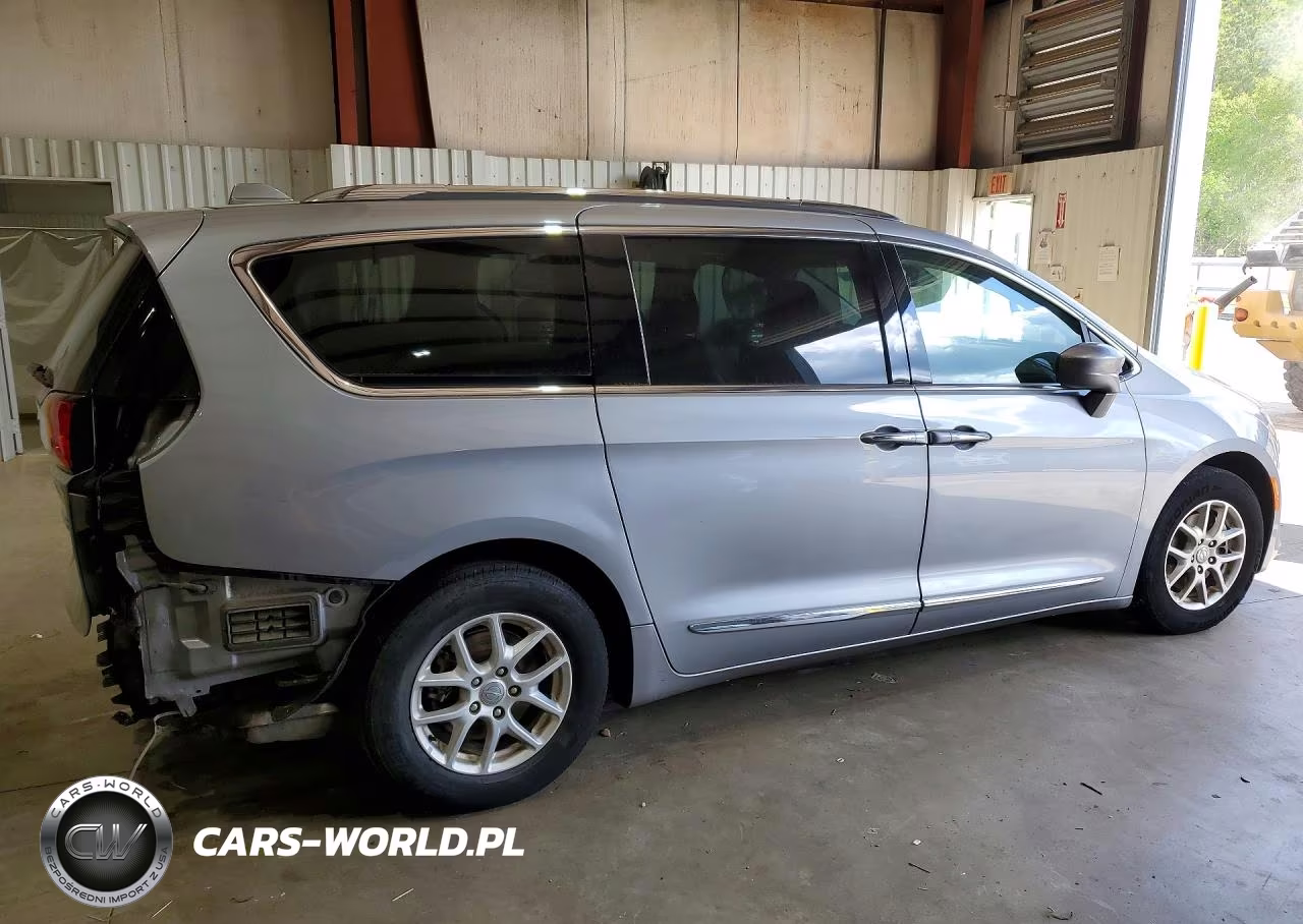 2020 Chrysler Pacifica Touring L VIN:2C4RC1BG0LR274176 - 3