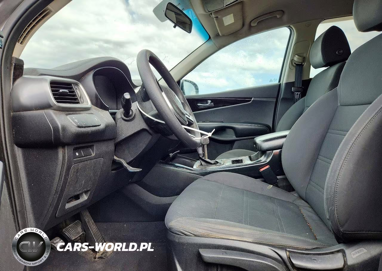 2019 Kia Sorento L VIN:5XYPG4A34KG556514 - 7