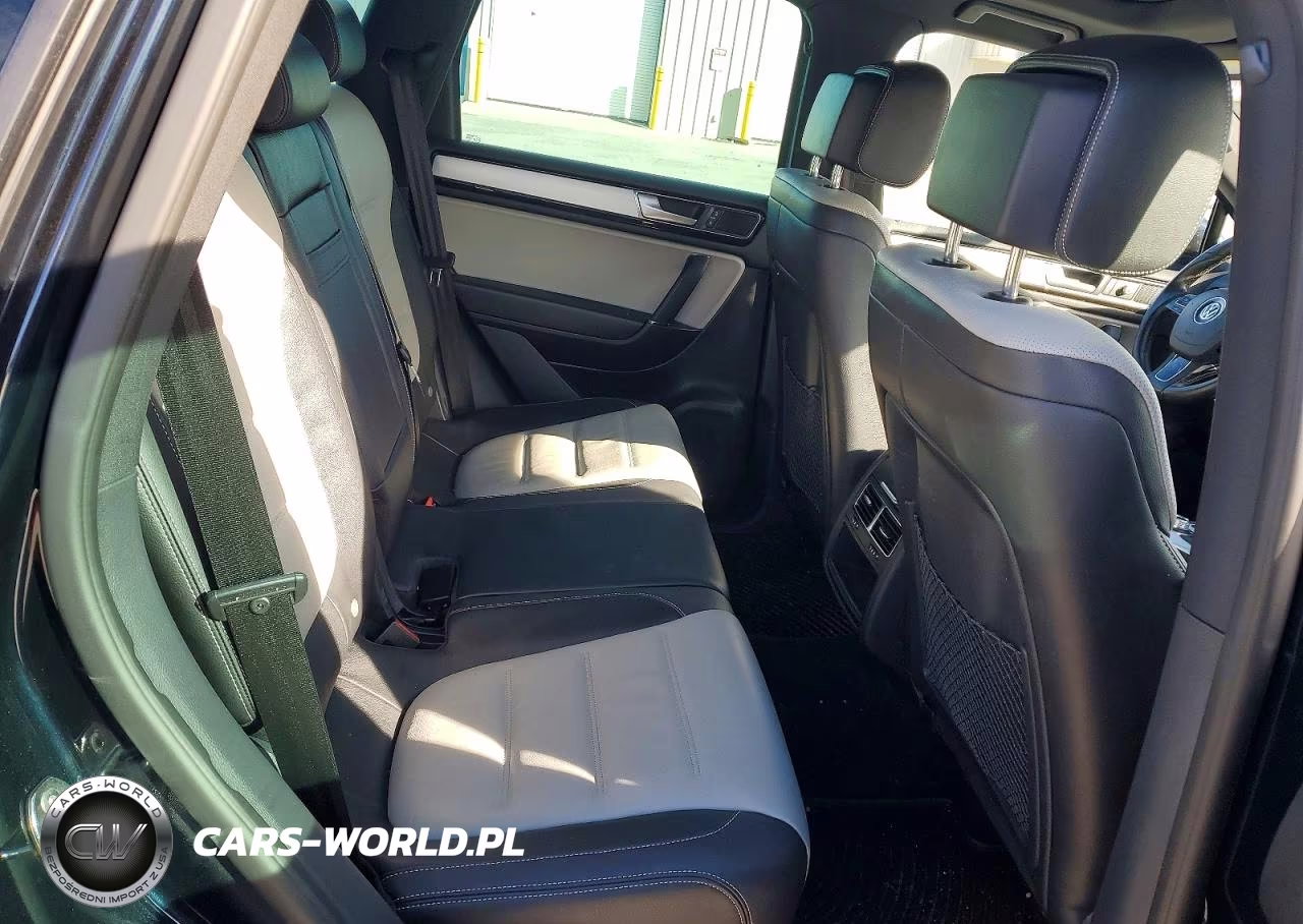2017 Volkswagen Touareg VIN:WVGRF7BP9HD003651 - 10