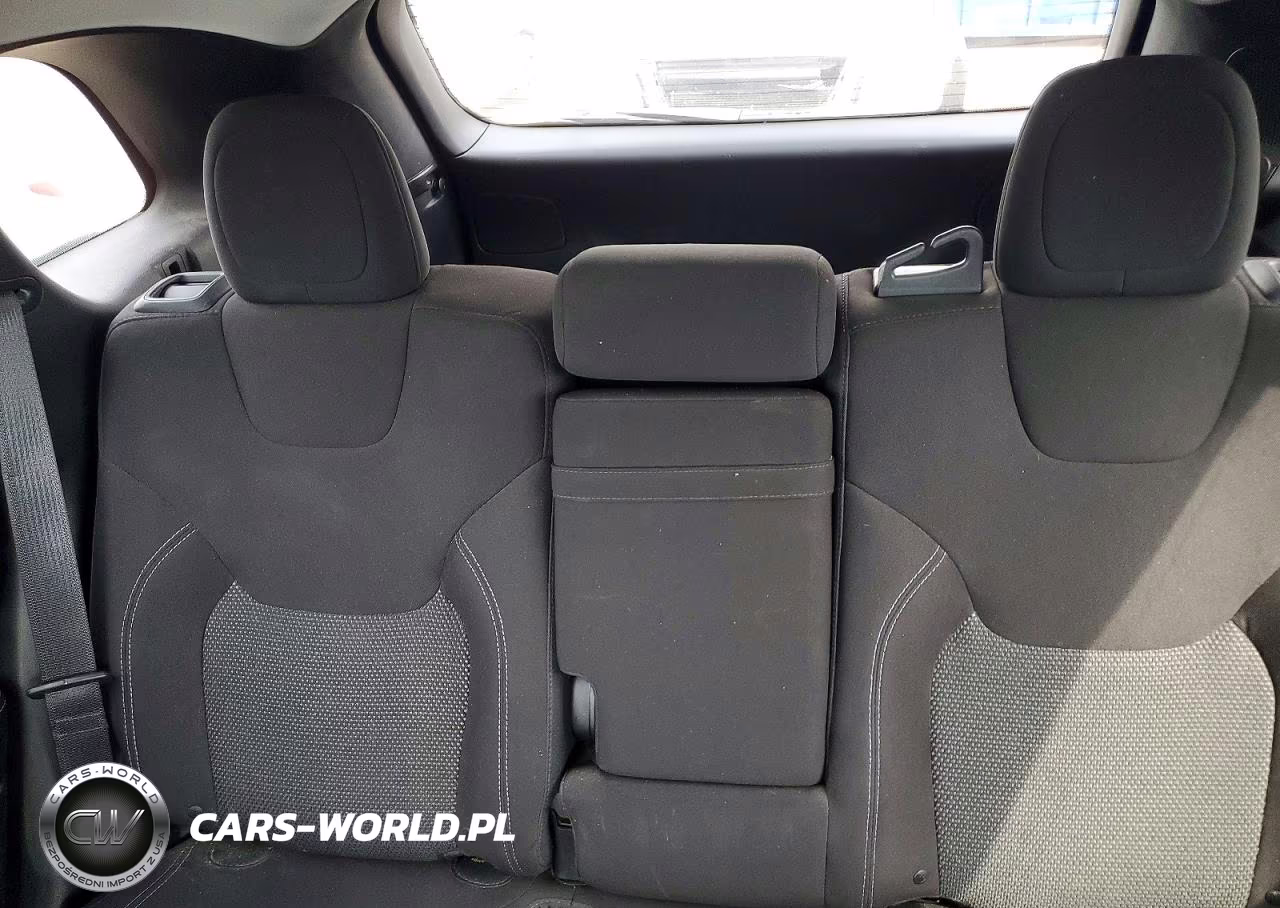 2019 Jeep Cherokee Latitude VIN:1C4PJMCB3KD282243 - 10