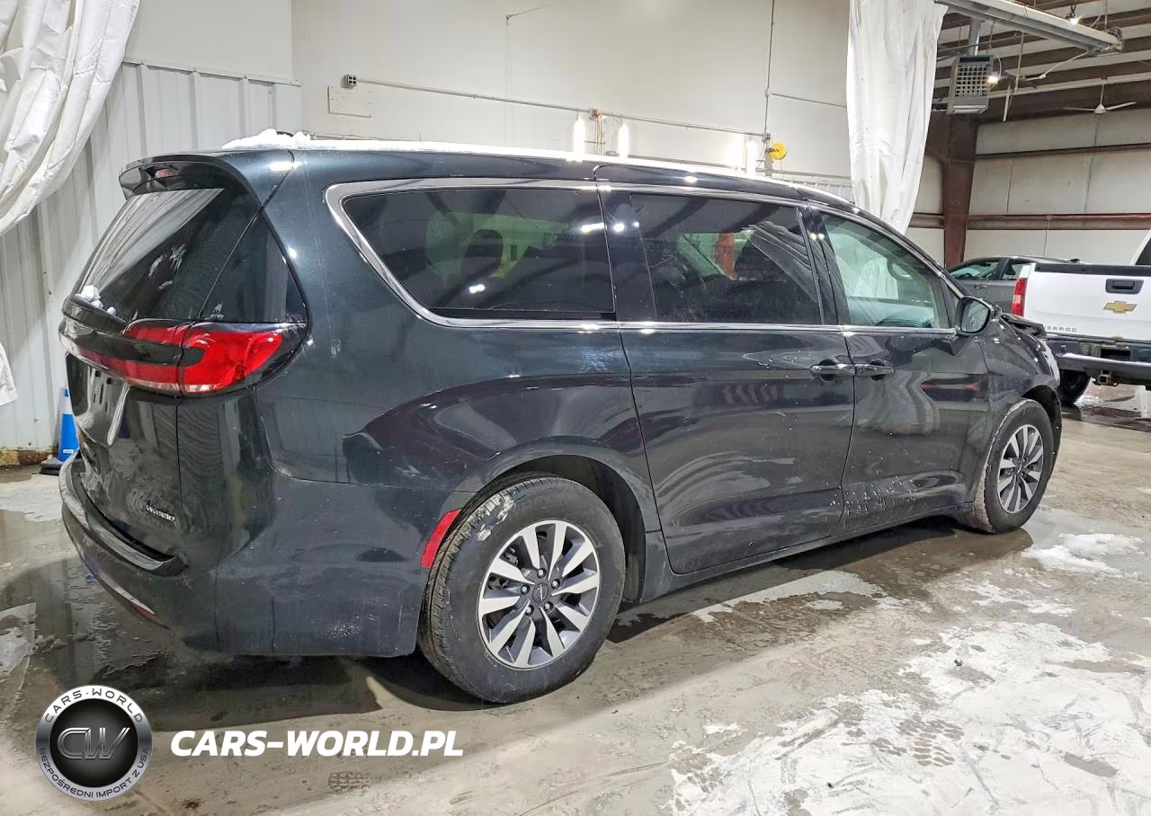 2023 Chrysler Pacifica Hybrid Touring L VIN:2C4RC1L70PR611854 - 3