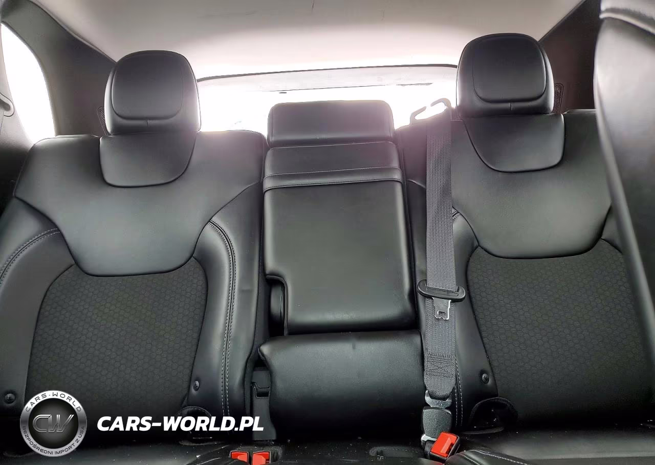 2019 Jeep Cherokee Latitude Plus VIN:1C4PJMLB8KD323496 - 10