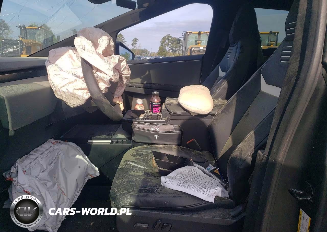 2025 Tesla Cybertruck VIN:7G2CEHED3SA075055 - 7