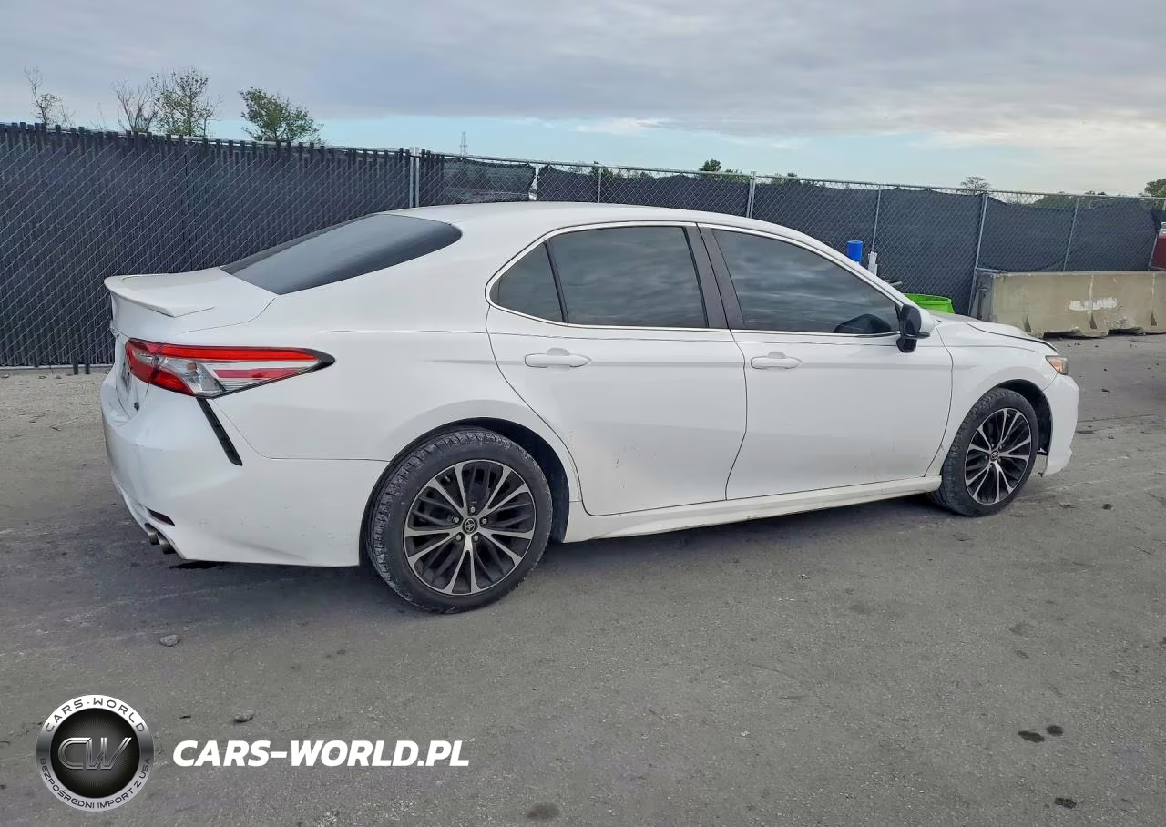 2018 Toyota Camry Le VIN:4T1B11HK0JU569891 - 3