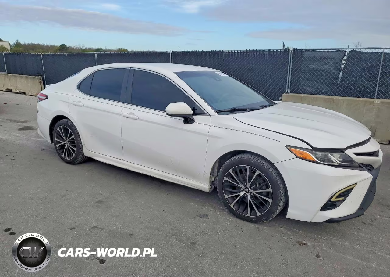 2018 Toyota Camry Le VIN:4T1B11HK0JU569891 - 4