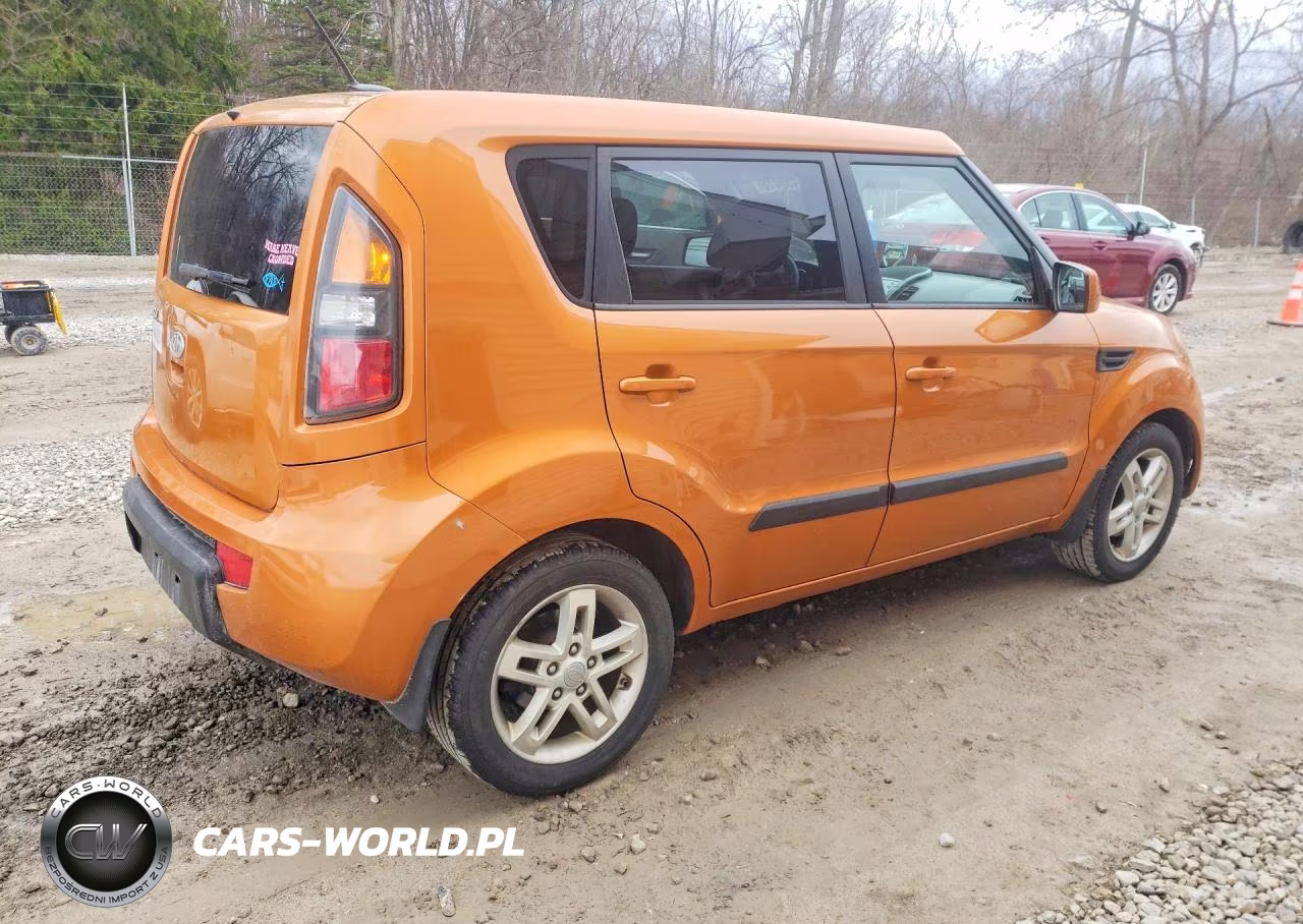 2011 Kia Soul + VIN:KNDJT2A28B7228586 - 3