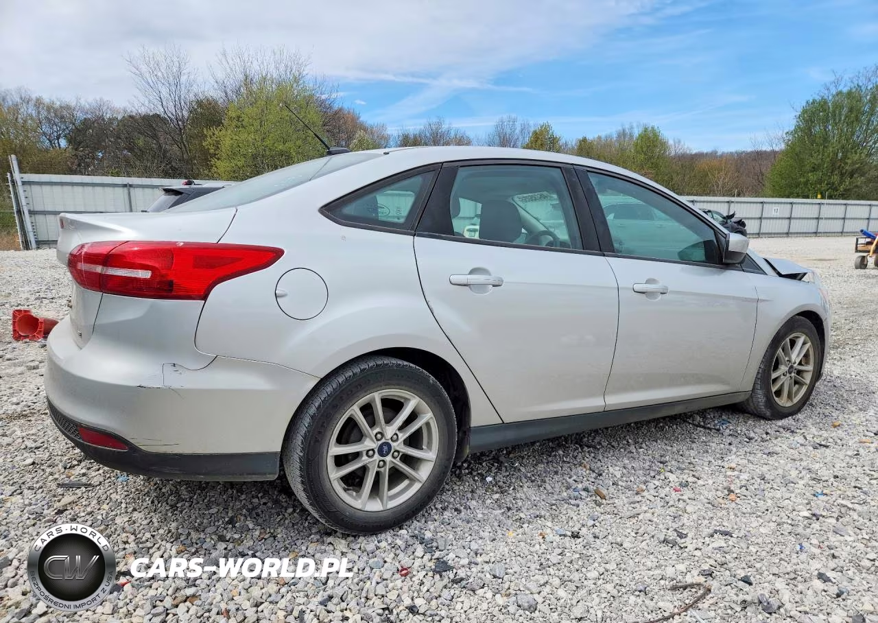 2018 Ford Focus Se VIN:1FADP3F26JL327290 - 3