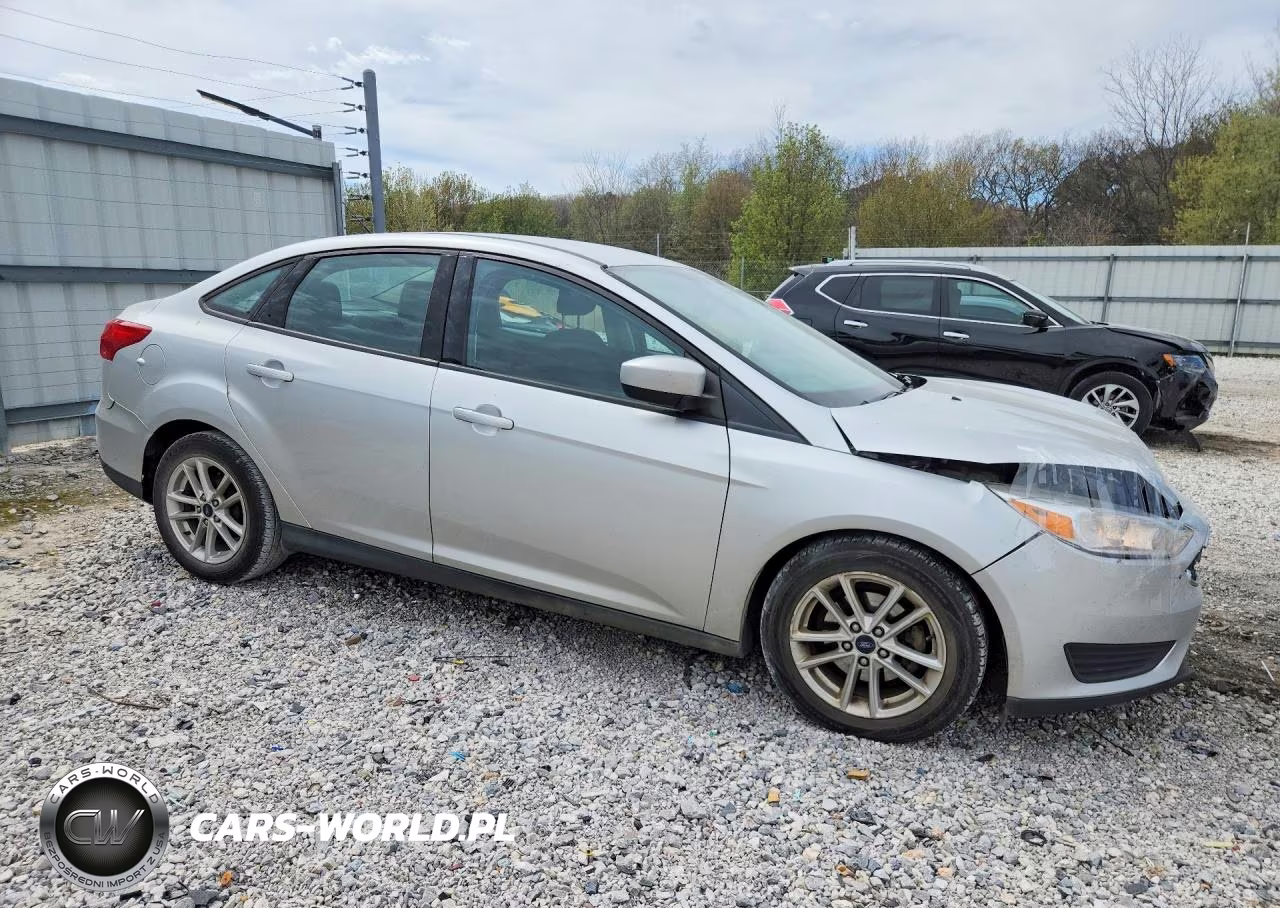 2018 Ford Focus Se VIN:1FADP3F26JL327290 - 4